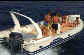  与 一起在海上郊游朋友 上科西嘉岛